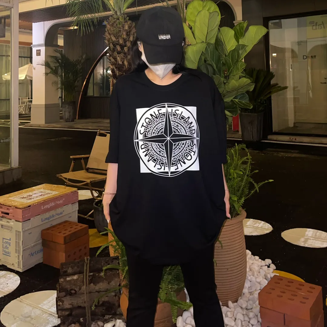 W626#P110💰 [Stone lsland/Stone Island summer new short-sleeved T-shirt with big compass print on the chest] ⚠️[Original creation with high control of details] - Made of 260 grams of combed cotton with 32-count double yarn, soft and comfortable to the touch, sweat-absorbent and breathable. - Simple, basic and versatile style, original quality, the first choice for couples. - Made in a large factory, four needles and five threads on the shoulder, neatly arranged, high quality workmanship. - Same style for men and women. Very versatile, one piece for everyone, details are clearly visible. Color: Black White Size: M L